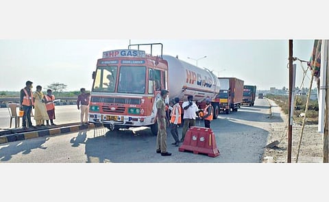 ஓசூர் ஜூஜூவாடி சோதனைச் சாவடியில், கர்நாடகாவில் இருந்து அத்தியாவசியப் பொருட்களை ஏற்றி வரும் சரக்கு வாகனங்களுக்கு கிருமி நாசினி தெளிக்கும் பணியில் ஈடுபட்டுள்ள ஓசூர் மாநகராட்சி, கால்நடை பராமரிப்புத்துறை ஊழியர்கள்.﻿﻿