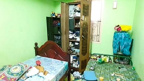 தூத்துக்குடியில் துறைமுக ஊழியர் வீட்டில் 100 பவுன் நகை கொள்ளை: தாளமுத்து நகர் போலீஸார் விசாரணை