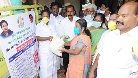 காரைக்குடியில் ரூ.100-க்கு 11 வகையான காய்கறிகள் வழங்கும் திட்டம் தொடக்கம்: கிருமி நாசினி தெளித்த அமைச்சர் பாஸ்கரன்