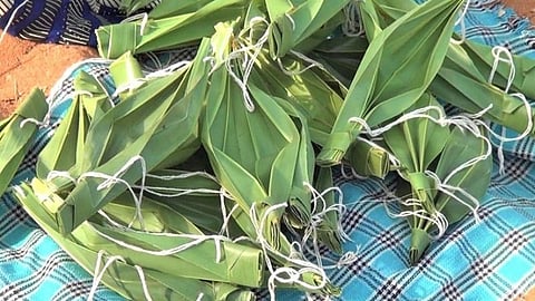 கரோனா தொற்று எதிரொலி: விளாத்திகுளம் பகுதியில் பனை ஓலை முகக்கவசம் தயாரிக்கும் தம்பதி