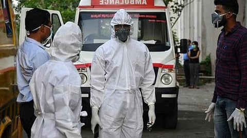 சிகிச்சை அளிக்க மறுத்தால் தனியார் மருத்துவமனைகளின் பதிவு ரத்து செய்யப்படும்- தமிழக அரசு எச்சரிக்கை