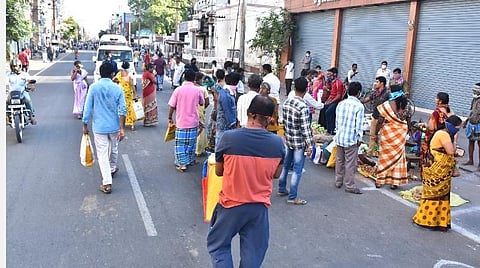 மதுரை கீழவாசல் பகுதியில் செயல்படும் காய்கறி கடைகளில் கூடிய மக்கள்.