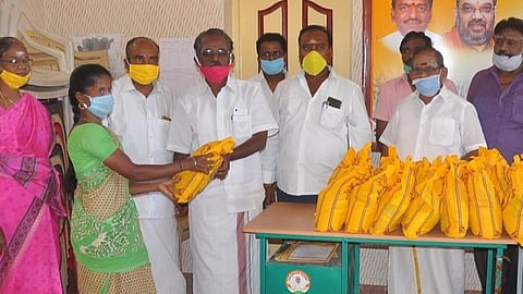 விருதுநகரில் பாஜக சார்பில் இயங்கும் மோடி கிச்சன்: ஆதரவற்றோ௫க்கு அரிசி, ப௫ப்பு உள்ளிட்ட மளிகைப் பொ௫ட்களும் வழங்கல்