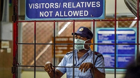 செல்போன் கிடையாது; டிவி பார்க்கலாம்: கரோனா நோயாளிகளுடைய ஒரு நாள் எப்படிப் போகிறது?- நோய் எதிர்ப்பு சக்தியை அதிகரிக்கும் கோவிட்-19 ஸ்பெஷல் சாப்பாடு மெனு என்ன?