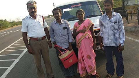 சிவகங்கையில் இருந்து நடந்தே ஊருக்கு சென்ற நிறைமாத கர்ப்பிணியை தனது வாகனத்தில் இறக்கிவிட்ட போக்குவரத்து இன்ஸ்பெக்டர் மணி.