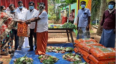 மானாமதுரை அருகே கிளங்காட்டூரில் வடமாநில செங்கல் தொழிலாளர்களுக்கு உணவுப்பொருட்களை தன்னார்வலர் துபாய்காந்தி வழங்கினார்.