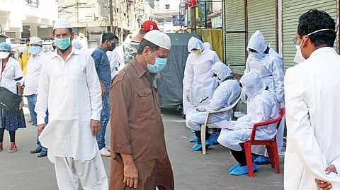 டெல்லி மசூதிகளில் ஒளிந்திருக்கும் 900 வெளிநாட்டவரால் கரோனா பெருகும் அபாயம்