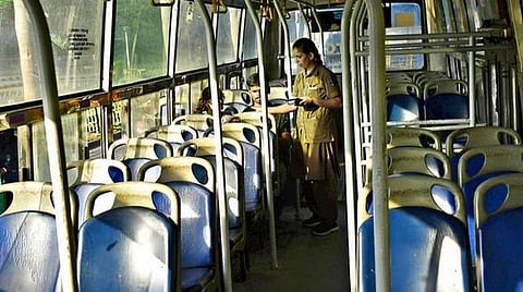 ஏப்ரல் 15-ம் தேதி முதல் நாடு முழுவதும் பேருந்து, ரயில், விமான சேவை மீண்டும் தொடங்குமா?- ஆர்வத்துடன் டிக்கெட் முன்பதிவு செய்யும் மக்கள்