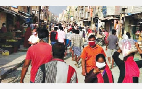 சேலம் சின்னக்கடை வீதியில் காய்கறி, மளிகைப் பொருட்களை வாங்க திரண்ட பொதுமக்கள். படம்: வி.சீனிவாசன்