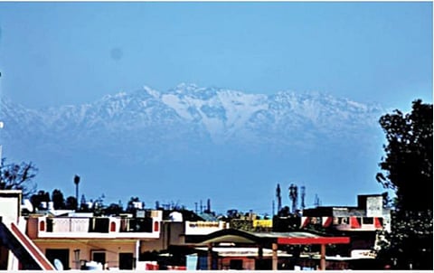 பஞ்சாபின் ஜலந்தர் பகுதியில் இருந்து தெரியும் இமயமலையின் அழகிய தோற்றம்.