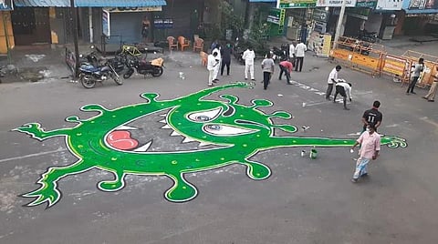 வெளியில் நடமாடாதீர்- புதுச்சேரி -கடலூர் சாலையில் கரோனா வைரஸ்  பரவல் விழிப்புணர்வு ஓவியம் தீட்டும் ஓவியர்கள்