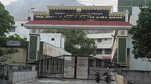 ஊரடங்கால் வாசமிழந்த தோவாளை மலர் சந்தை; வெறிச்சோடிய நிலையில் மலர் வியாபாரி, விவசாயிகள் பாதிப்பு