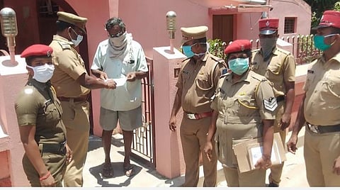 புதுச்சேரி தவளக்குப்பத்தில் முதியவர்களுக்கு வீடுகளுக்கு சென்று உணவு, மருந்து பொருட்களை வழங்கும் போலீஸார்