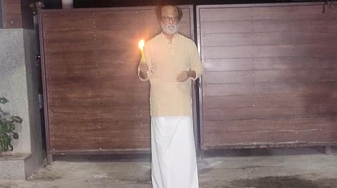 பிரதமர் மோடியின் வேண்டுகோள்: வீட்டிற்கு வெளியே மெழுகுவர்த்தி ஏந்திய ரஜினி