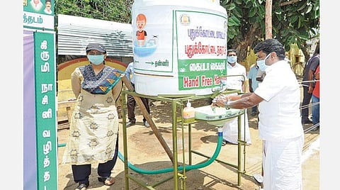 புதுக்கோட்டை உழவர் சந்தை அருகே கை படாமல் கைகளை கழுவும் விதமாக தண்ணீர் தொட்டி அமைக்கப்பட்டுள்ள இடத்தில் நேற்று கைகளைக் கழுவுகிறார் மக்கள் நல்வாழ்வுத் துறை அமைச்சர் சி.விஜயபாஸ்கர். உடன், ஆட்சியர் பி.உமா மகேஸ்வரி.