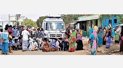 அய்யனார்ஊத்தில் 108 அவசர ஊா்தியை மறித்து போராட்டத்தில் ஈடுபட்டவர்கள்.