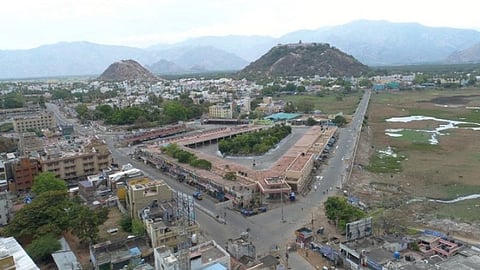 திண்டுக்கல் மாவட்டம் பழநி நகரம் பங்குனி உத்திரதிருவிழாவை முன்னிட்டு விழாக்கோலம் பூணவேண்டிய நிலையில் வெறிச்சோடி காணப்படுகிறது.