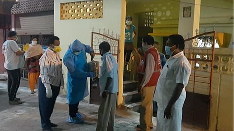 தடை செய்யப்பட்ட பகுதியில் கபசுர குடிநீர் விநியோகம் செய்யப்படுகிறது.