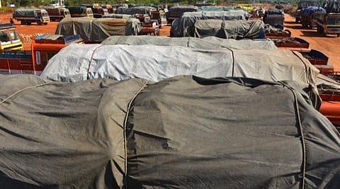 மதுரையில் 80 லாரி நெல் மூட்டைகள் தேக்கம்: கரோனாவால் கூலி ஆட்கள் வேலைக்கு வராததால் பாழாகும் அவலம்