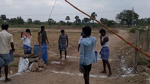 கரோனா பரவலைத் தடுக்க தூத்துக்குடி கிராம மக்கள் அமைத்த செக்போஸ்ட்