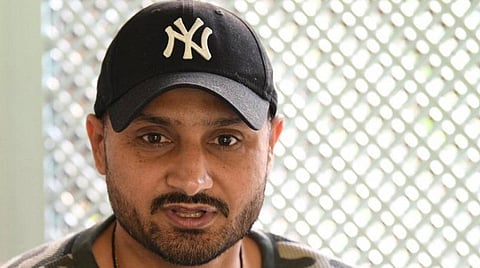 முட்டாள்தனத்திற்கு எப்படி மருந்து கண்டுபிடிக்கப் போகிறோம்: ஹர்பஜன் சிங் காட்டம்