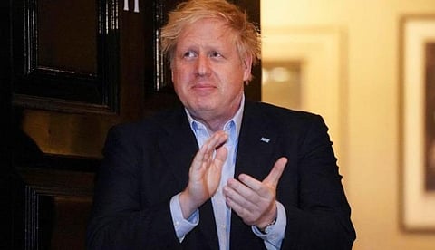 மருத்துவமனைக்குச் செல்லும் அனைவரையும் பார்த்து கைதட்டிய சோர்வாகக் காணப்பட்ட பிரதமர் ஜான்ஸன்