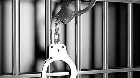 சிவகங்கை அருகே தடையை மீறி வடமாடு மஞ்சுவிரட்டு: மாடு முட்டியதில் போலீஸ்காரர் கண் பாதிப்பு- 8 பேர் கைது