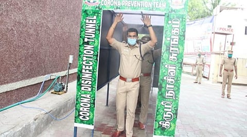 தூத்துக்குடி ஆயுதப்படை காவலர்கள் குடியிருப்பில் கிருமி நாசினி தெளிப்பான் பாதை அமைப்பு: எஸ்.பி ஆய்வு