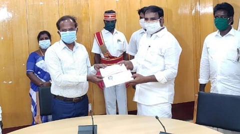 விழுப்புரம் ஆட்சியர் அண்ணாதுரையிடம் ரூ.3.10 லட்சத்திற்கான வரைவோலையை தேமுதிக மாவட்டச் செயலாளர் வெங்கடேசன் வழங்குகிறார்.