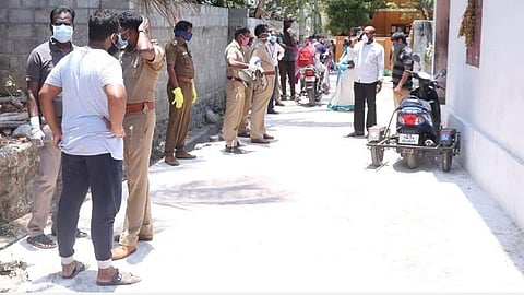 குமரியில் கரோனா பாதித்தவரின் மனைவி, குழந்தைகள், மருத்துவப் பரிசோதனைக்கு செல்ல மறுப்பு: வீட்டை அதிகாரிகள் முற்றுகையிட்டதால் பரபரப்பு