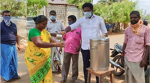 வீடு வீடாக  கபசுர குடிநீர் விநியோகம்: தொழிலாளர்கள், ஆதரவற்றோருக்கு உதவி- மதுரையில் தொடரும் சேவை