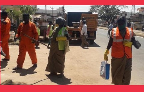 கரோனா தடுப்பு; தூய்மைப் பணியாளர்களுக்கு அறிவித்த ரூ.2 லட்சம் காப்பீடு ஒப்பந்தத் தொழிலாளர்களுக்கும் பொருந்துமா?- உயர் நீதிமன்றம் கேள்வி