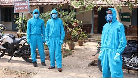 அரசு மருத்துவமனைக்கு வரும் நோயாளிகளுக்கு கரோனா தொற்று தடுப்பு நடவடிக்கை: கவச உடைகளுடன் கண்காணிக்கும் புறக்காவல் நிலைய போலீஸார்