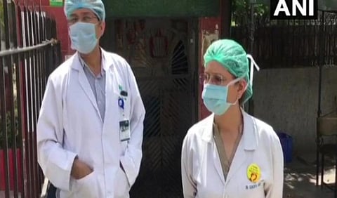 சீல்  வக்கப்பட்ட வருண் விஹார் என்களேவ் குடியிருப்பு வளாகத்திலிருந்து வெளியே செல்ல அனுமதி மறுக்கப்பட்ட மருத்துவர்கள் ஏஎன்ஐயிடம் பேசும் காட்சி | படம்: ஏஎன்ஐ