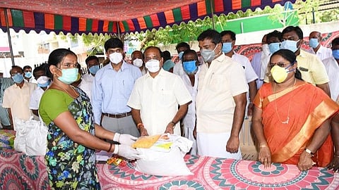 கோவில்பட்டி நகராட்சி அலுவலகத்தில் நடந்த நிகழ்ச்சியில் அமைச்சர் கடம்பூர் ராஜூ, திருநங்கைகளுக்கு காய்கறி, மளிகை பொருட்கள் தொகுப்பை வழங்கினார்.