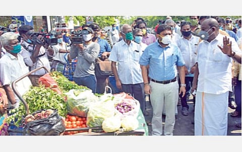 சென்னையில் நடமாடும் மளிகை, காய்கறி விற்பனை அங்காடியை தொடங்கி வைத்து பார்வையிடுகிறார் மாநகராட்சி ஆணையர் கோ.பிரகாஷ். உடன் வணிகர் சங்க பேரமைப்பு தலைவர் விக்கிரமராஜா  படம்: பு.க.பிரவீன்