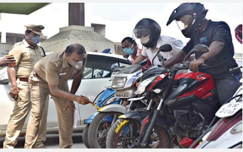 பொதுமக்கள் 5 நாட்களுக்கு ஒருமுறை மட்டுமே வெளியே வரும் வகையில், சேலத்தில் வாகனங்களுக்கு அடையாள வண்ணமிடும் மாநகர காவல் துணை ஆணையர் செந்தில். 			படம்: எஸ்.குரு பிரசாத்