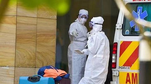 மதுரையில் ஒரே நாளில் குணமடைந்து வீடு திரும்பிய தாய், 2 மகன்கள்