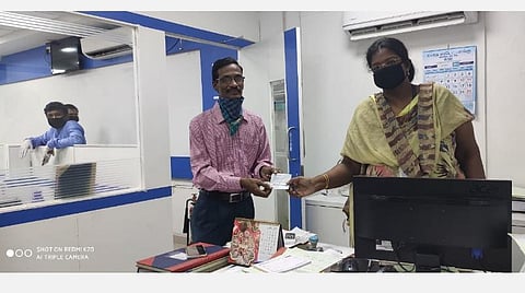 ஏடிஎம்மில் எடுக்காமல் விடப்பட்ட பணம்: வங்கியில் ஒப்படைத்த உதவித் தலைமை ஆசிரியர்