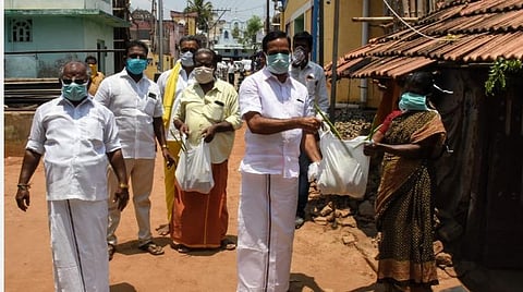 தினமும் ஆயிரம் வீடுகளுக்கு இலவச காய்கறி: திருச்சி மாவட்ட அதிமுக ஏற்பாடு