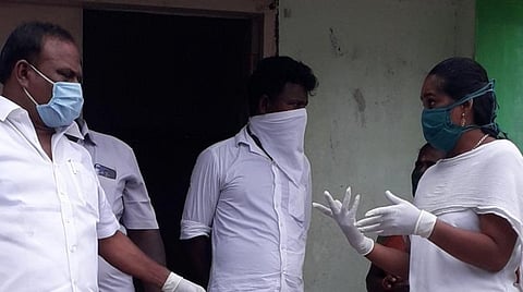 திட்டக்குடி தொகுதிக்குட்பட்ட ஆரம்ப சுகாதார நிலையச் செவிலியரிடம் நிலவரம் குறித்து அறியும் சட்டப்பேரவை உறுப்பினர் வெ.கணேசன்.