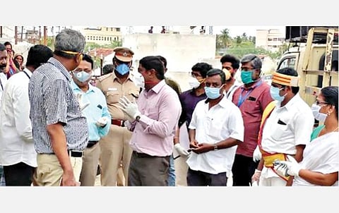 ஈரோட்டில் கரோனா தொற்று உறுதி செய்யப்பட்டவர்களை பெருந்துறை அரசு மருத்துவமனையில் சிகிச்சை பெற அதிகாரிகள் அனுப்பி வைத்தனர்.﻿