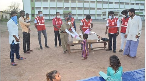 வெளிமாநிலக் குழந்தைகளுக்கு மாற்று உடைகள்: மன்னார்குடி ரெட் கிராஸ் சொசைட்டியினர் வழங்கினர்