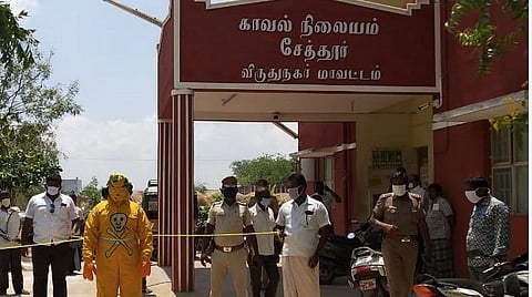 சாலைகளில் சுற்றித் திரிபவர்களை கரோனா வைரஸ் பிடிப்பது போல் பிடித்து விழிப்புணர்வு ஏற்படுத்திய சேத்தூர் போலீஸ்