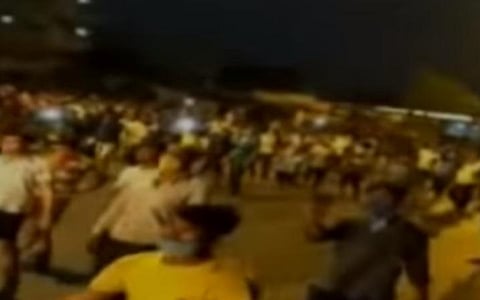 சூரத் நகரில் நேற்றிரவு ஆர்ப்பாட்டத்தில் இறங்கிய ஒடிசாவைச் சேர்ந்த புலம்பெயர்ந்த தொழிலாளர்கள்.