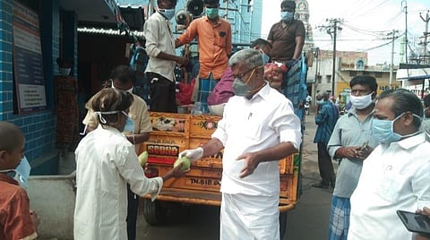 திருச்சியில் மாங்காய் கொடுத்த மந்திரி!- காரணம் புரியாமல் மக்கள் குழப்பம்