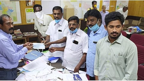 சிவகங்கை மாவட்ட ஆட்சியர் அலுவலகத்தில் ஆட்சியர் ஜெயகாந்தனிடம் ஓய்வூதியப் பணத்தை முன்னாள் எம்எல்ஏ குணசேகரன் வழங்கினார்.