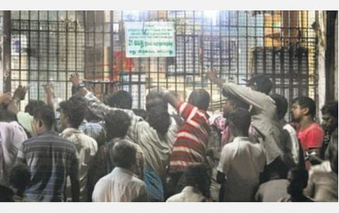 பல கோடி ரூபாய்க்கு முறைகேடாக மது விற்பனை- டாஸ்மாக் ஊழியர்கள் வேலைக்கு ஆபத்து