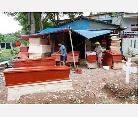 அதிகரிக்கும் கரோனா துயரம்: ஒய்வு  இல்லாமல் சவப்பெட்டிகள் தயாரிப்பு- பிரான்சில் வேதனை 