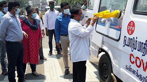 நடமாடும் பரிசோதனை மையத்தின் செயல்பாட்டை பார்வையிடும் ஆட்சியர் கிரண்குராலா